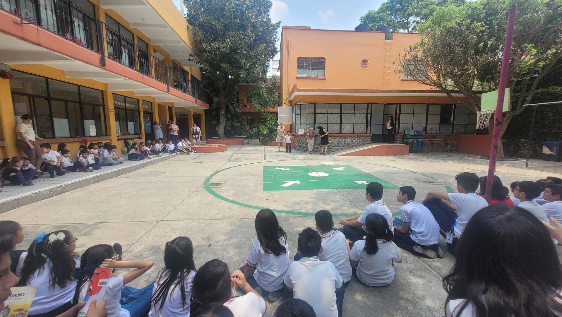 patio de la escuela niños sentados en el piso
